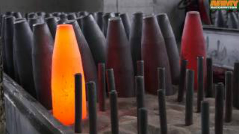 参观塞尔维亚兵工厂60到155mm口径的高质量炮弹锻造